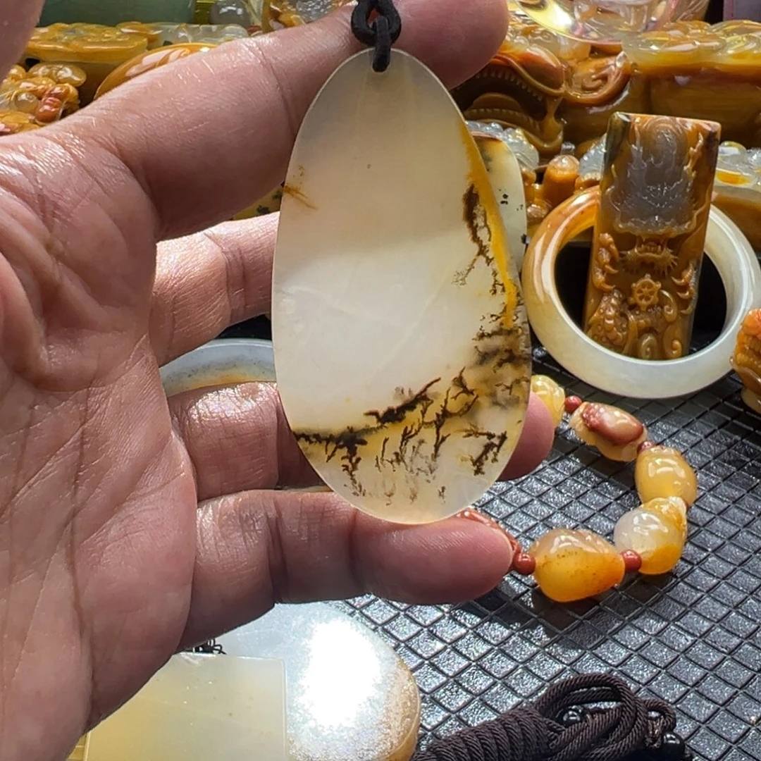 颈饰未镶嵌石英质玉
