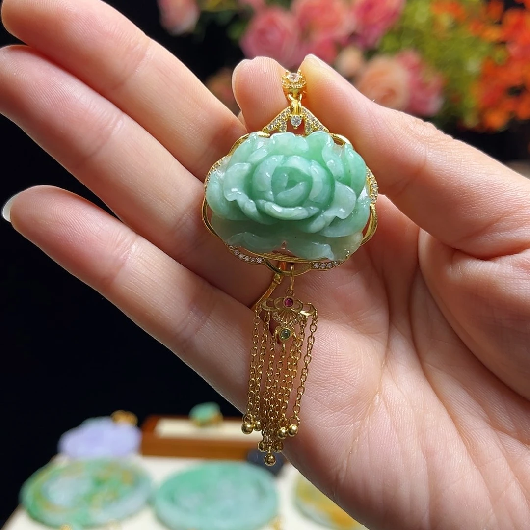 翡翠颈饰未镶嵌冰绿牡丹