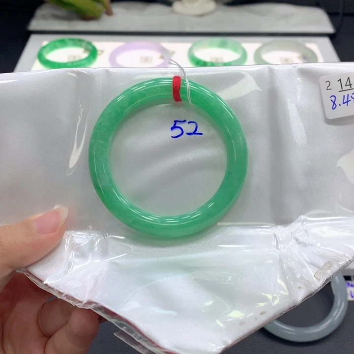 翡翠手镯未镶嵌翡翠