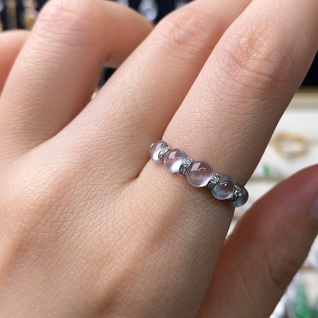 翡翠戒指18K金镶嵌太***?18K白女戒