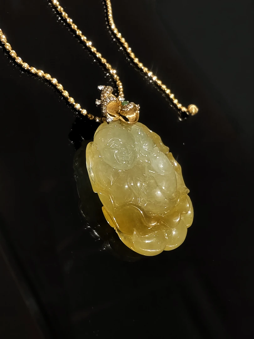 A货18k金镶嵌黄翡童子抱鲤吊坠（34.2×27.8×9.7）