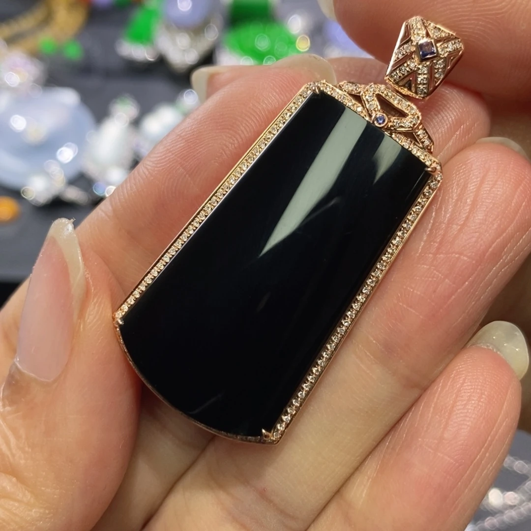 翡翠18K金镶嵌颈饰缅甸