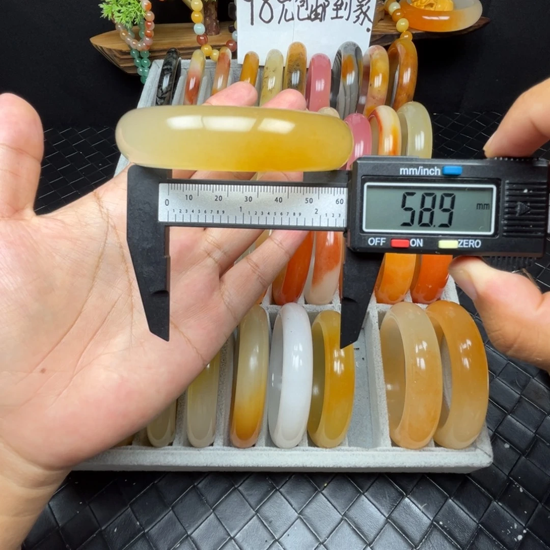 未镶嵌石英质玉（黄龙玉）手镯