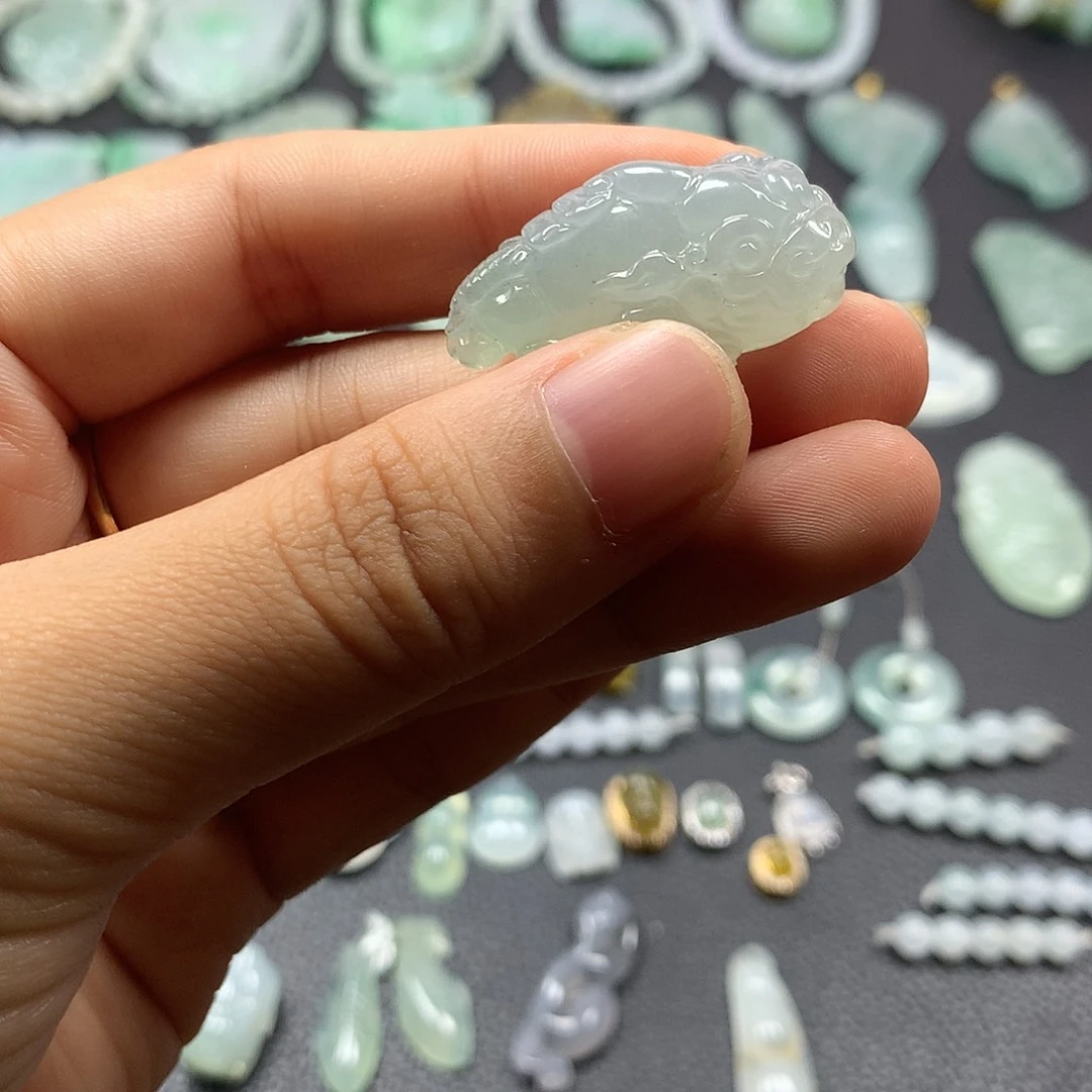 翡翠未镶嵌颈饰金蟾