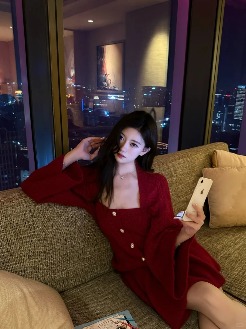 2025年圣诞红秋冬新款红色抹胸+针织披肩上衣配高腰蓬蓬裙女套装