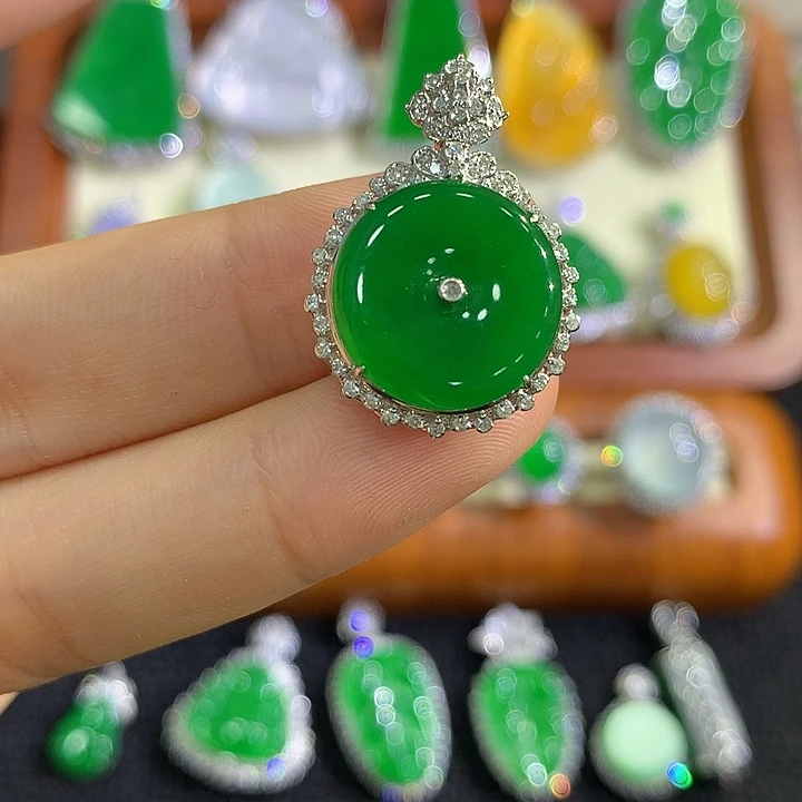 翡翠18K金镶嵌颈饰