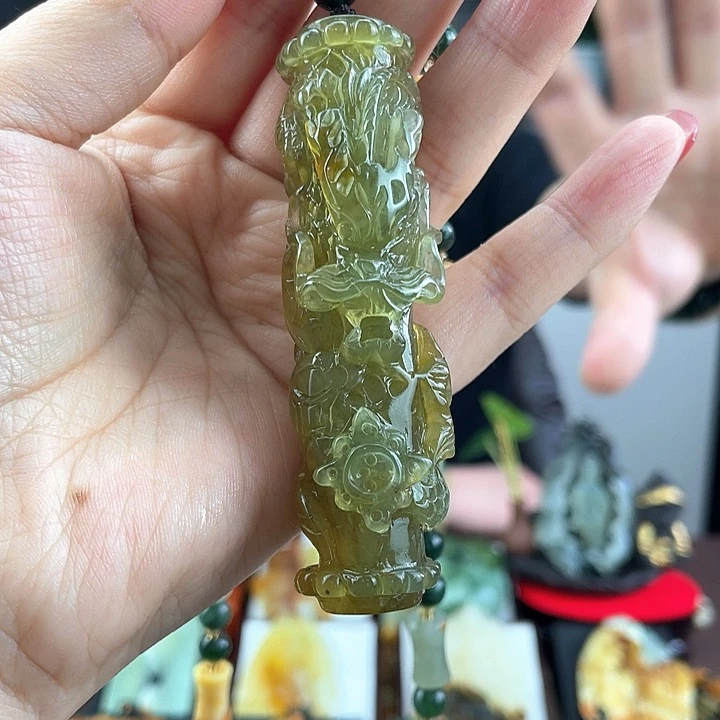 蛇纹石玉未镶嵌颈饰