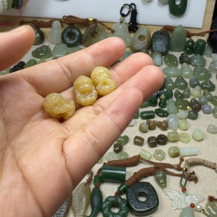 老***张和田玉未镶嵌挂件