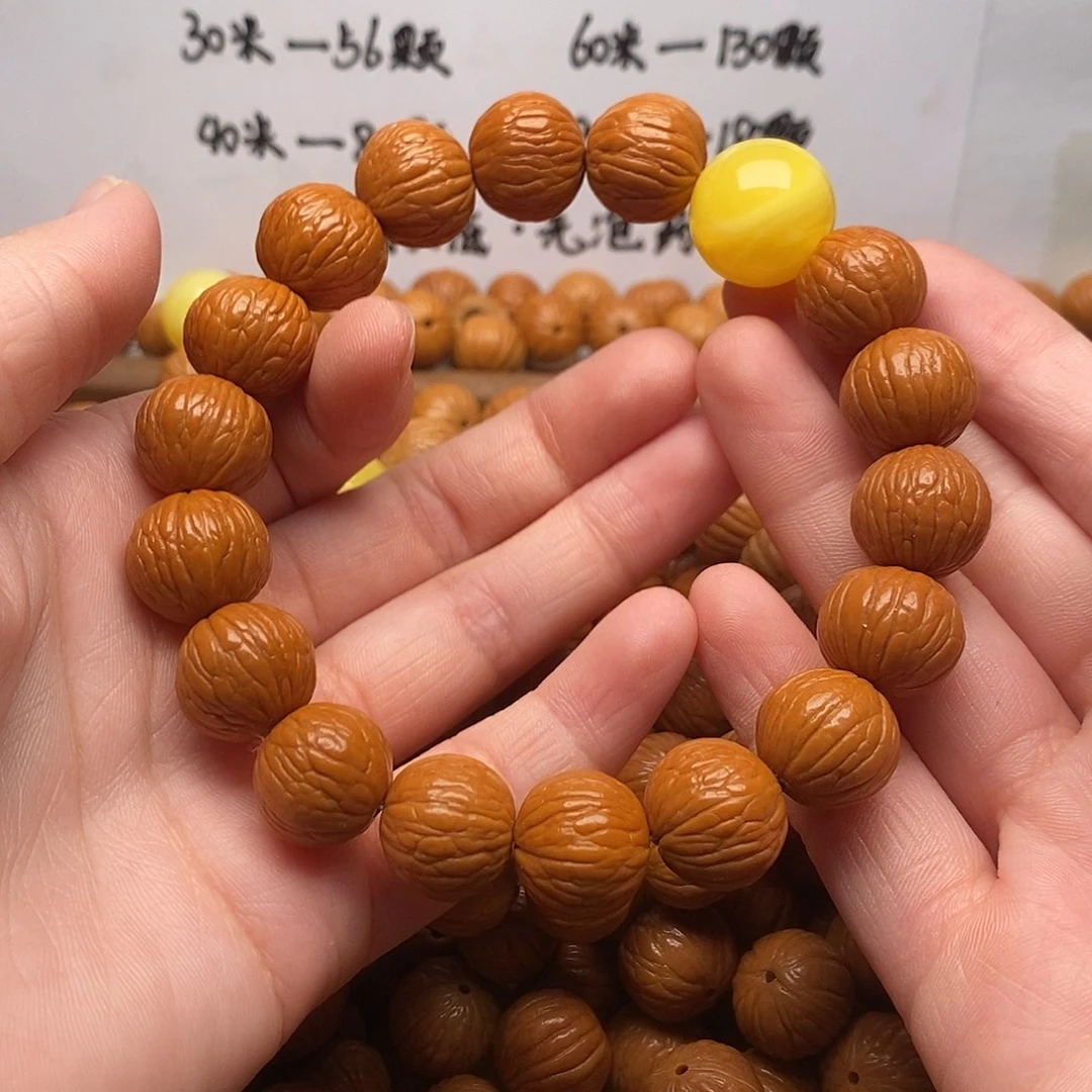 猴头核桃手串边15左右凤羽串，配饰是赠送的不参与售后