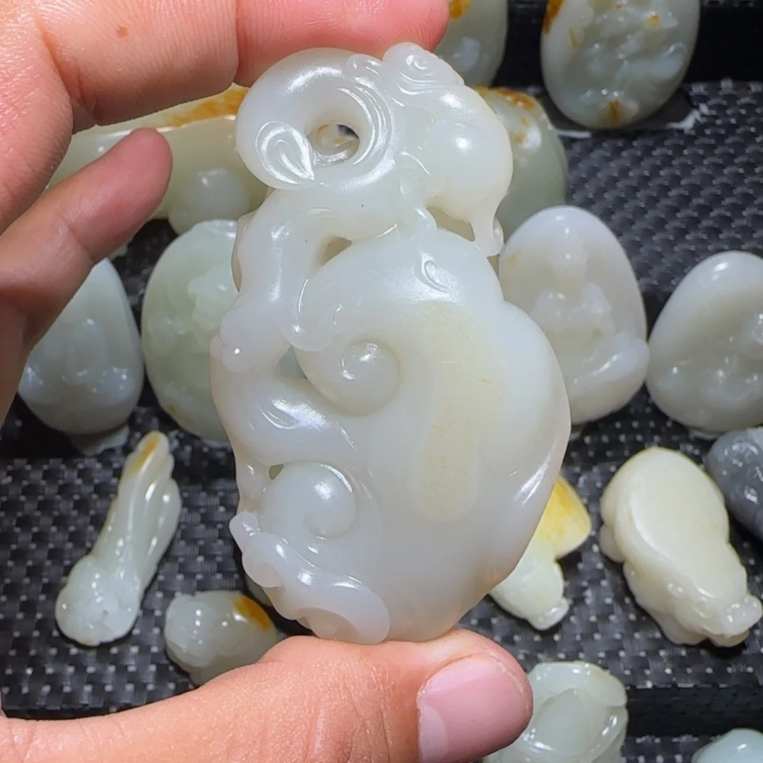 大***园和田玉未镶嵌颈饰