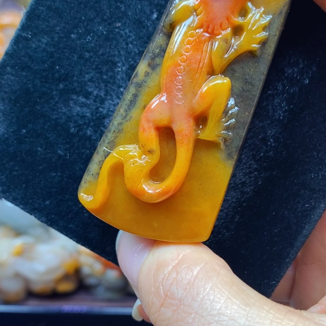 未镶嵌石英质玉（黄龙玉）颈饰