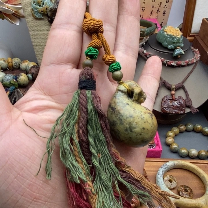 未镶嵌岫岩河磨玉（透闪石质玉）挂件