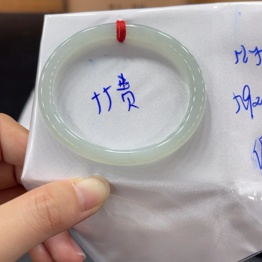 翡翠手镯未镶嵌翡翠