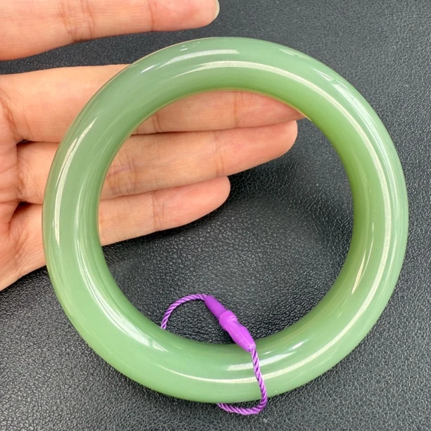 【源石珠宝】和田玉粉绿碧玉手镯圈口约55-56圈口，宽约11.8*11左右