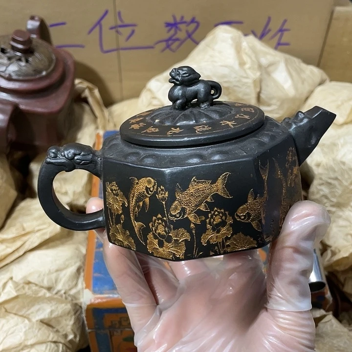 紫砂茶壶原矿泥料，手工制作的一把紫砂壶。