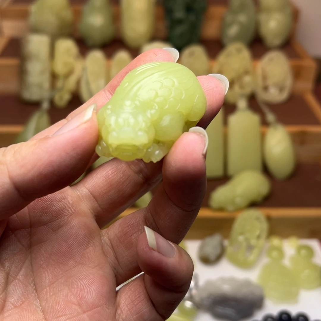 蜗***走和田玉（黄玉）未镶嵌颈饰