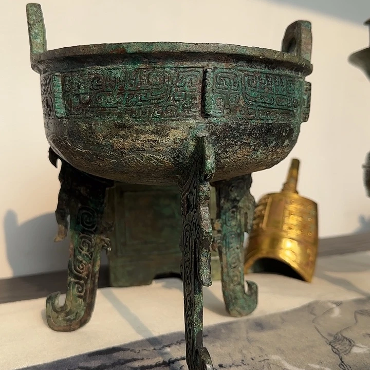 M***张古铜鼎艺术品一件