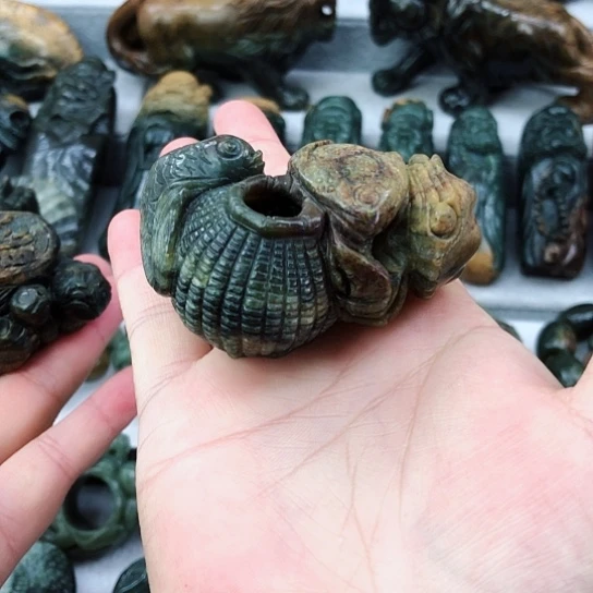 未镶嵌岫岩河磨玉（透闪石质玉）把件