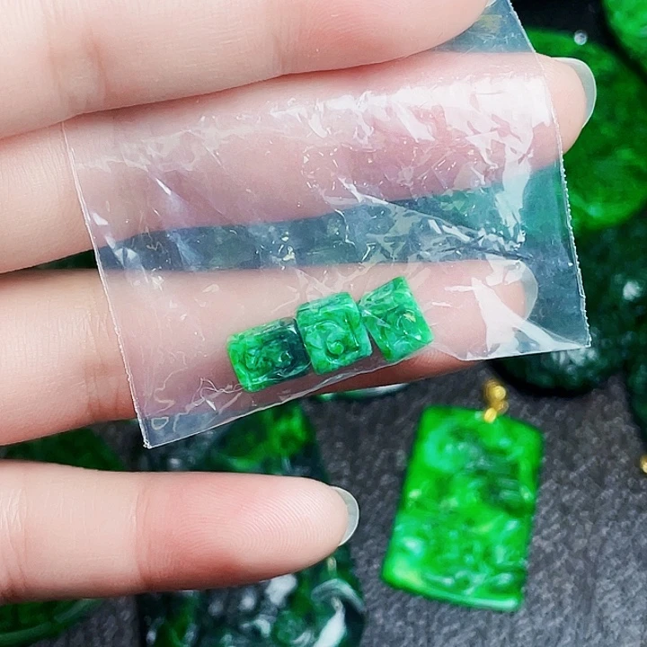 翡翠未镶嵌颈饰多样性