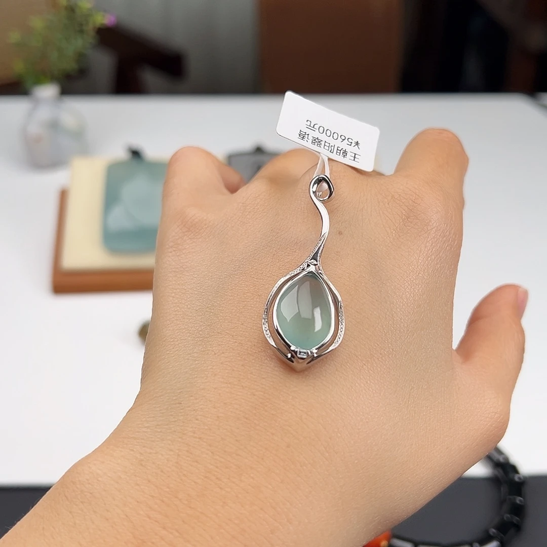 翡翠18K金镶嵌颈饰墨香