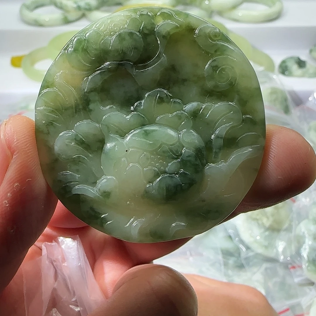透闪石-蛇纹石玉未镶嵌颈饰