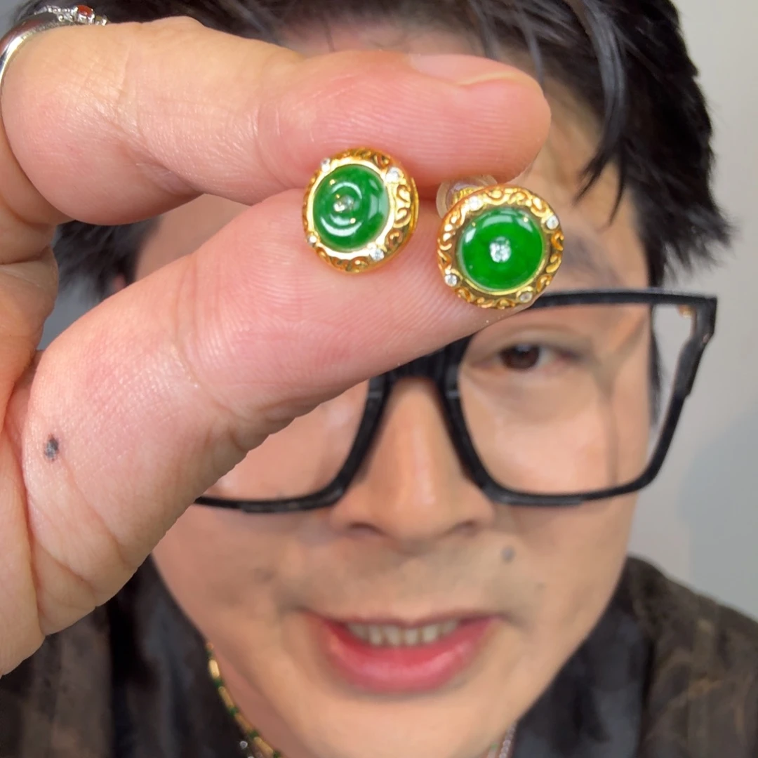 翡翠未镶嵌颈饰一对