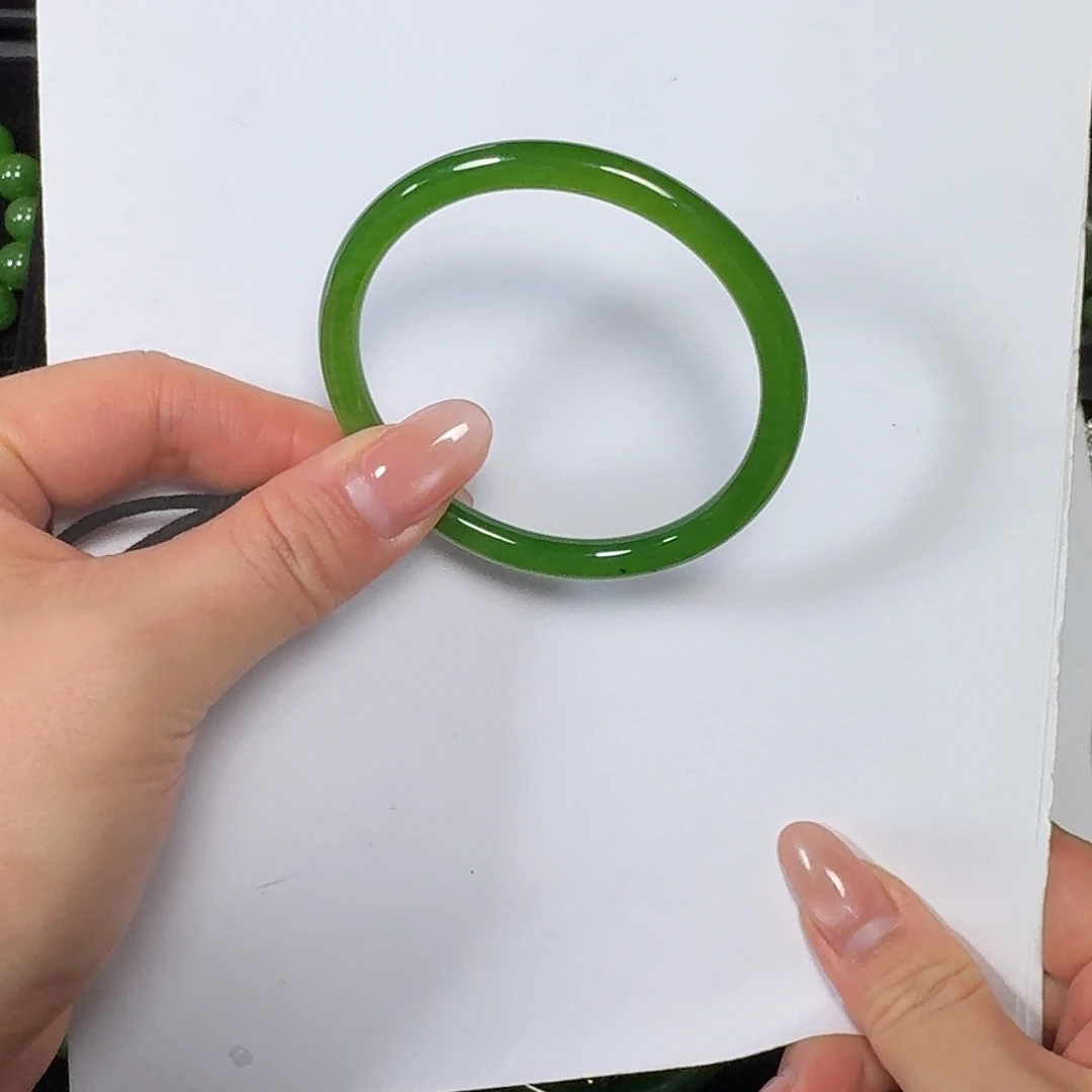 以***棋和田玉（碧玉）未镶嵌手镯52乌兰乌德苹果绿高色叮当三个点