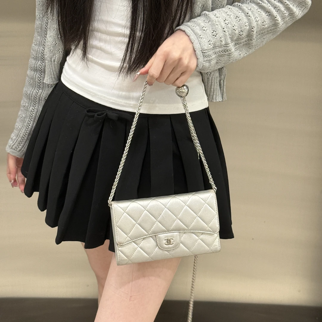 95新 Chanel/香奈儿 chanel太空银折叠钱包