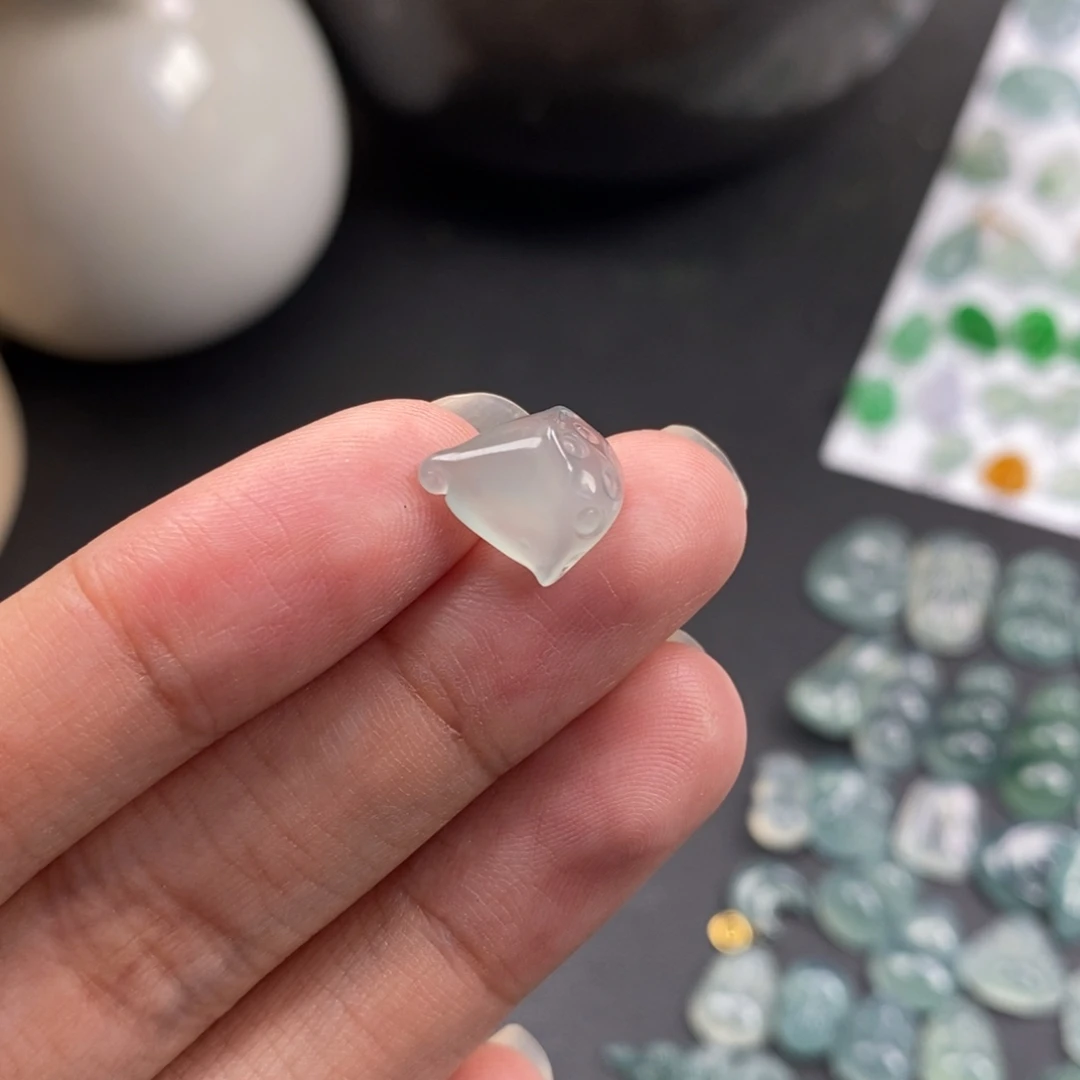 翡翠散珠晴底莲蓬