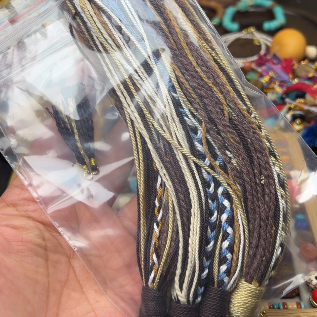 周****非金属流苏四条。