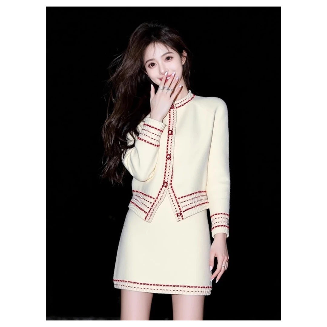2025超火冬装一整套miu里miu气时髦小香风米白色针织上衣套装裙