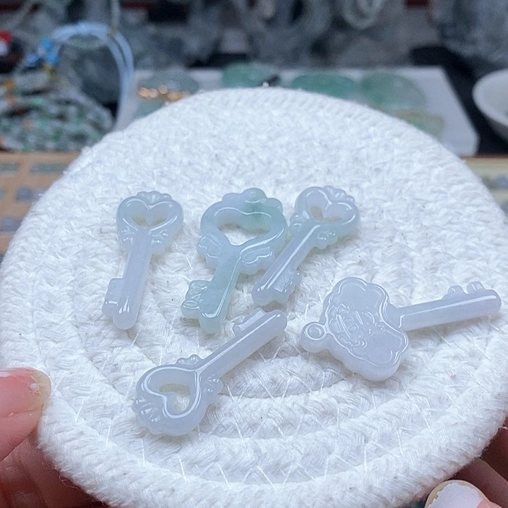 吊坠(不含链)未镶嵌翡翠一个30