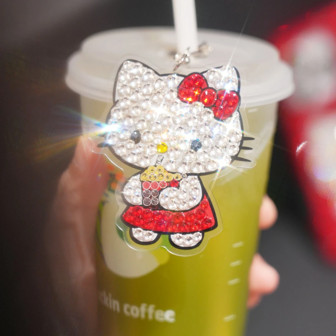 创意卡通喝奶茶的hellokitty手工满钻手机壳通用挂件个性包包挂饰