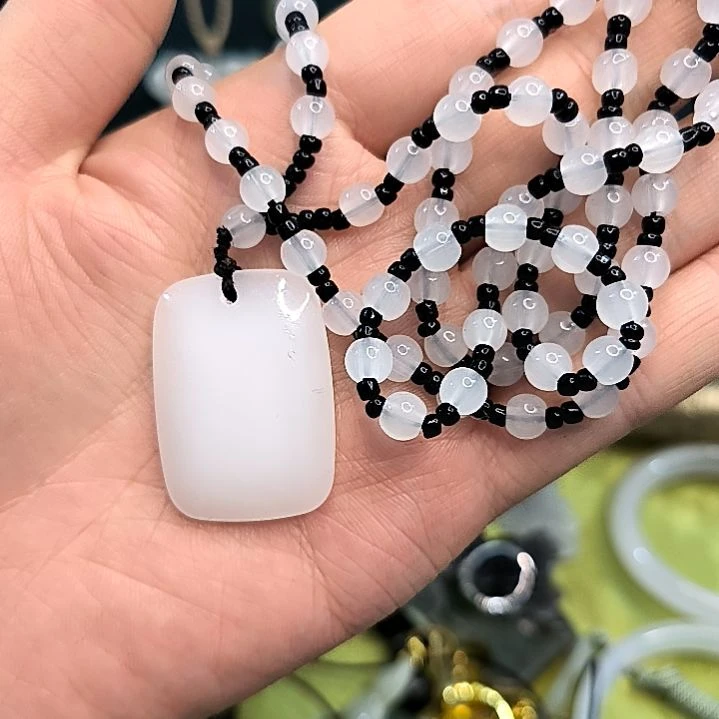 石英质玉合金颈饰