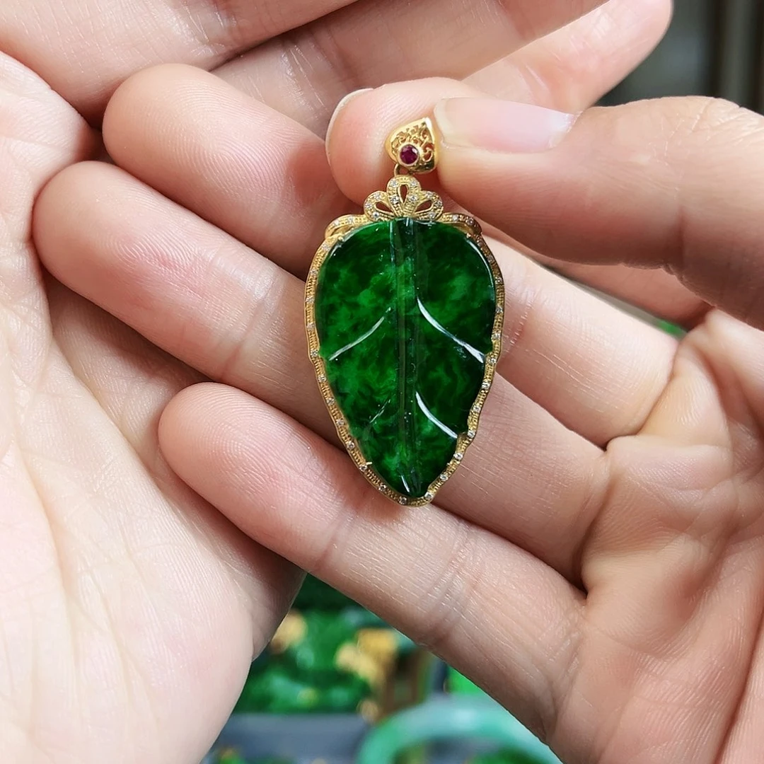 翡翠颈饰18K金镶嵌吊坠