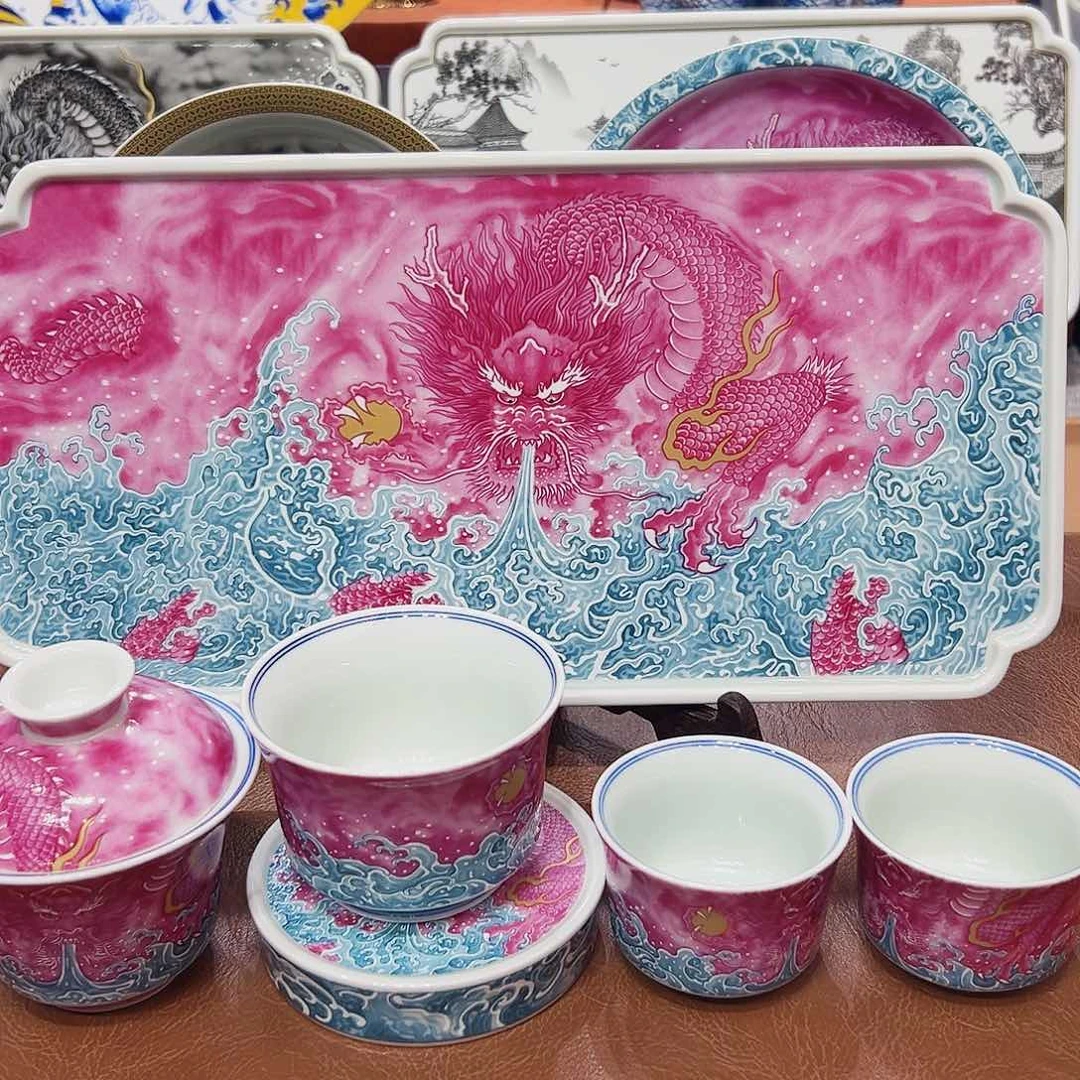 摆件景德镇陶瓷艺术展在上海举办期间展出
