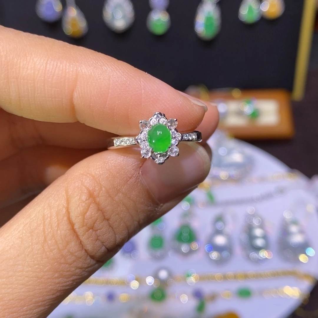 【闪购商品】颈饰18K金镶嵌翡翠