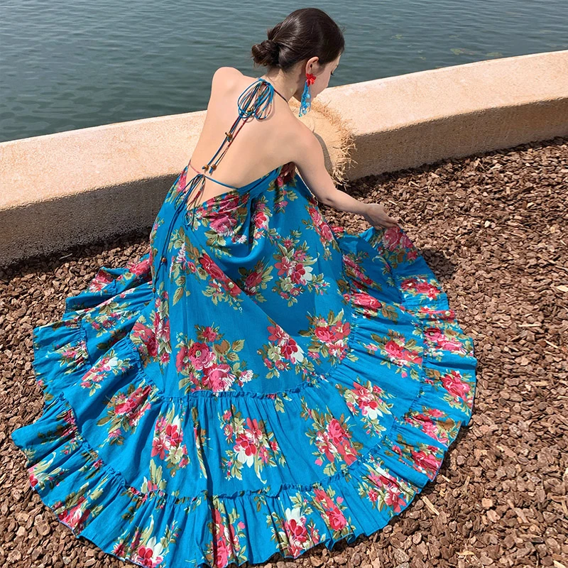 法式蓝色碎花露背挂脖连衣裙女海边度假风收腰绝美沙滩长裙子洋气