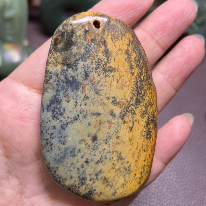 颈饰未镶嵌岫岩河磨玉（透闪石质玉）