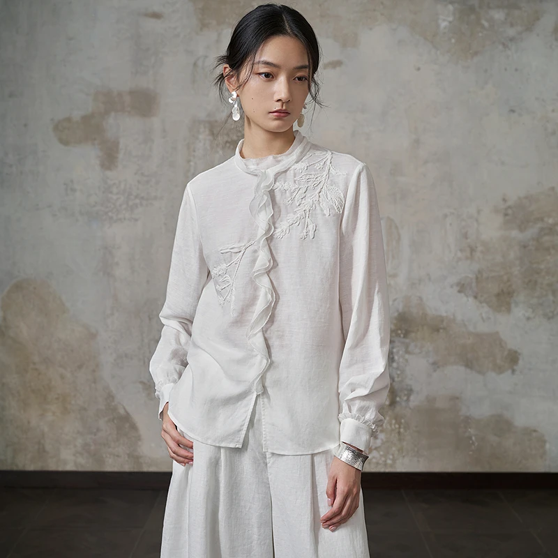 生活在左亚麻混纺衬衣优雅绣花荷叶边拼接2025早秋新款长袖上衣女