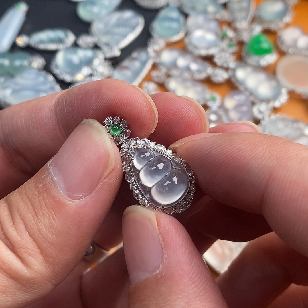 翡翠18K金镶嵌颈饰