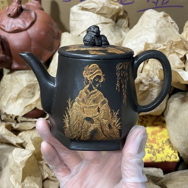 茶壶紫砂矿泥料，手工制作的一把紫砂壶。