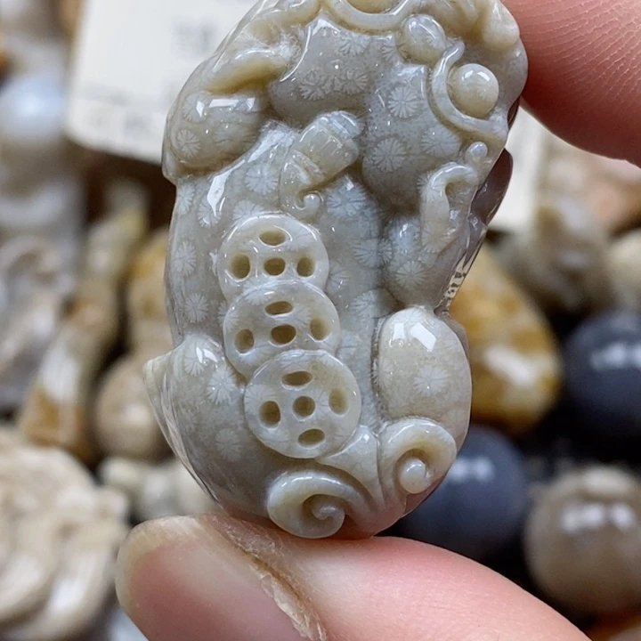 颈饰未镶嵌硅化珊瑚（珊瑚玉）