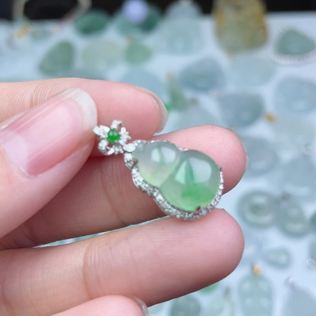 翡翠18K金镶嵌颈饰