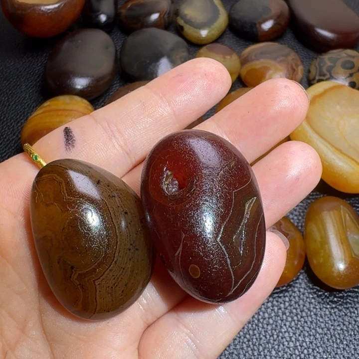 春***温砖雕马达加斯加奇石手把件浮雕