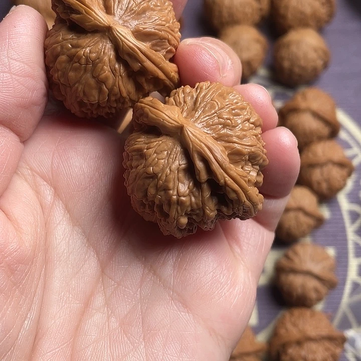核桃文玩核桃球白精品有修