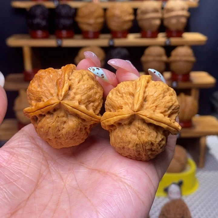 贾***利文玩核桃把件紫蛹三棱4号