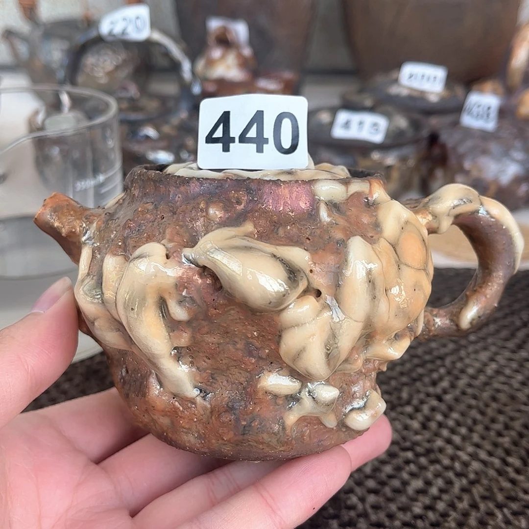 朴游陶瓷工作室正把壶