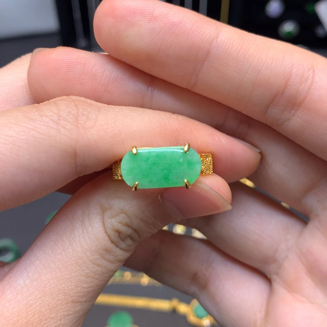 翡翠未镶嵌戒指有纹裂