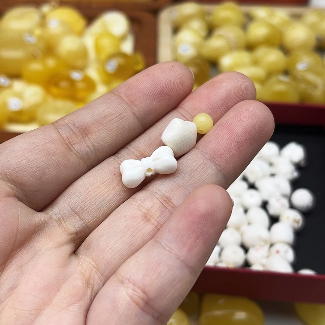 吴***）蜜蜡未镶嵌裸石天然